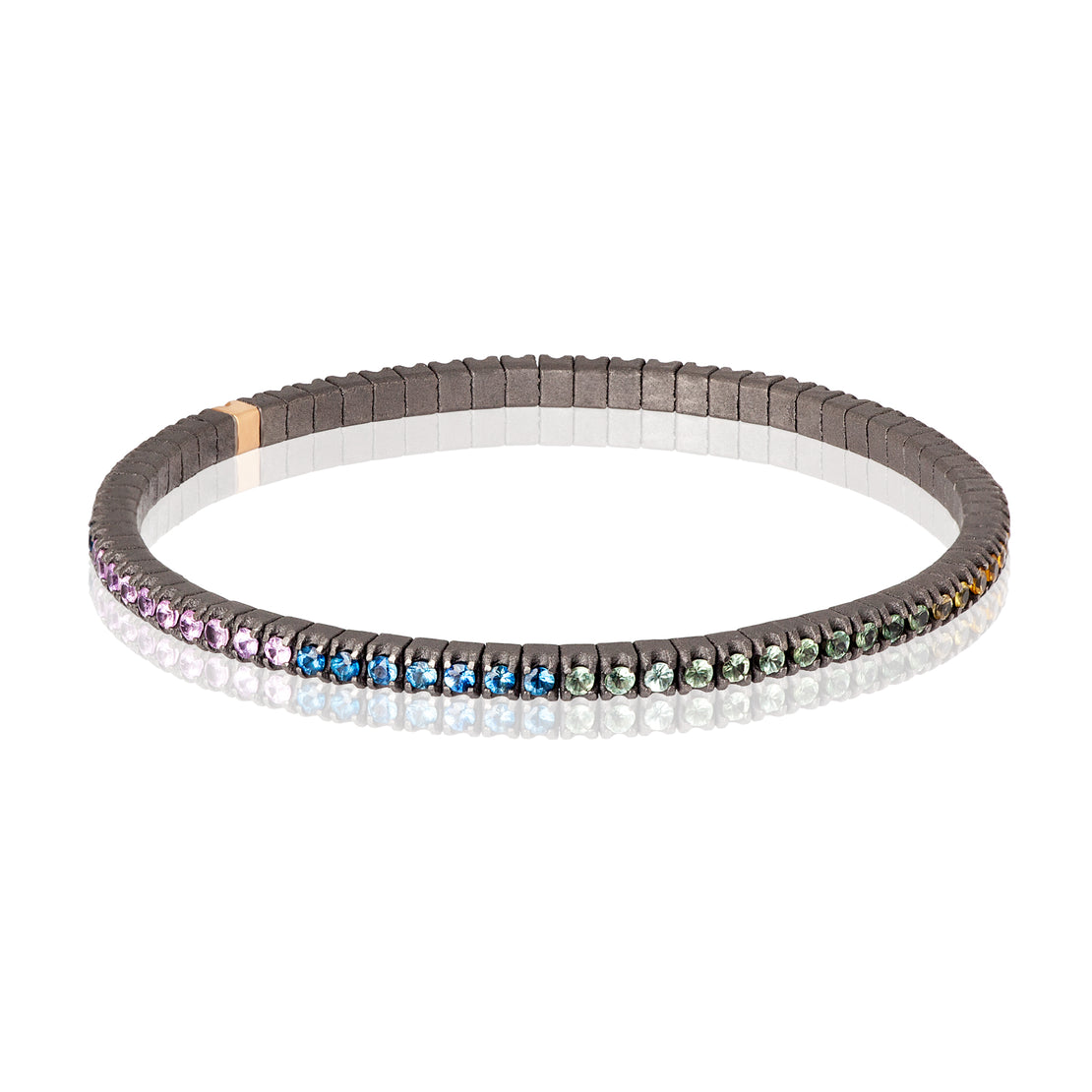 BRACELET TENNIS LIGNE ÉLASTIQUE EN TITANE, OR ROUGE 18 KT ET SAPHIRS MULTICOLORES DE 3 POINTS.