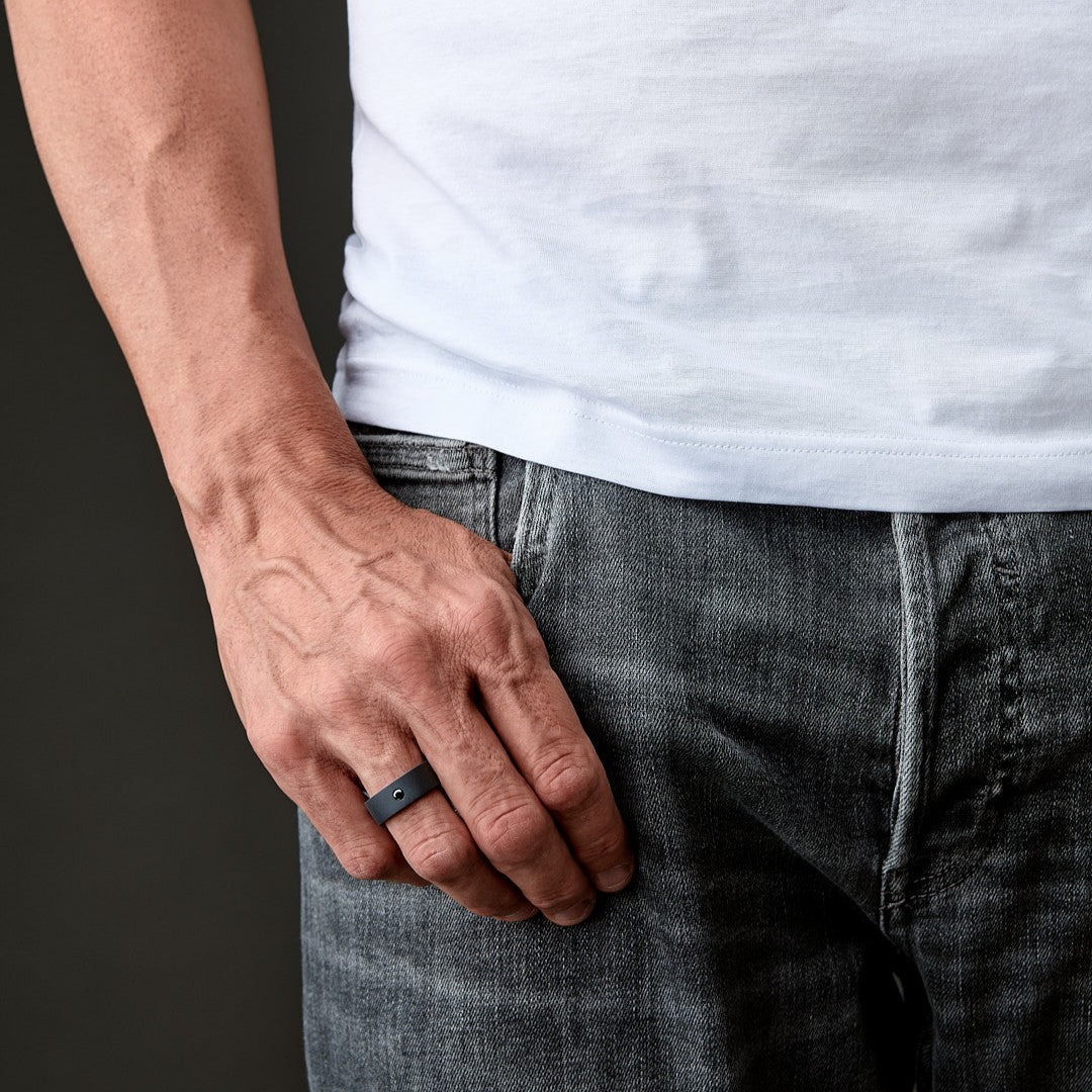 SOLITARIO A FASCIA PIATTA IN TITANIO NERO CON DIAMANTE BLACK DA 10 PUNTI