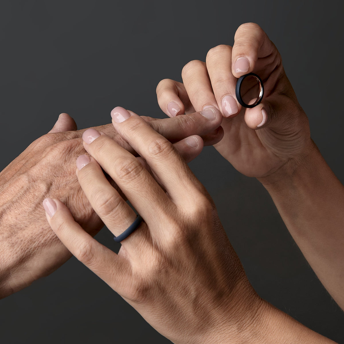 FEDE MATRIMONIALE IN TITANIO NERO E INTERNO IN ORO BIANCO 18 KT