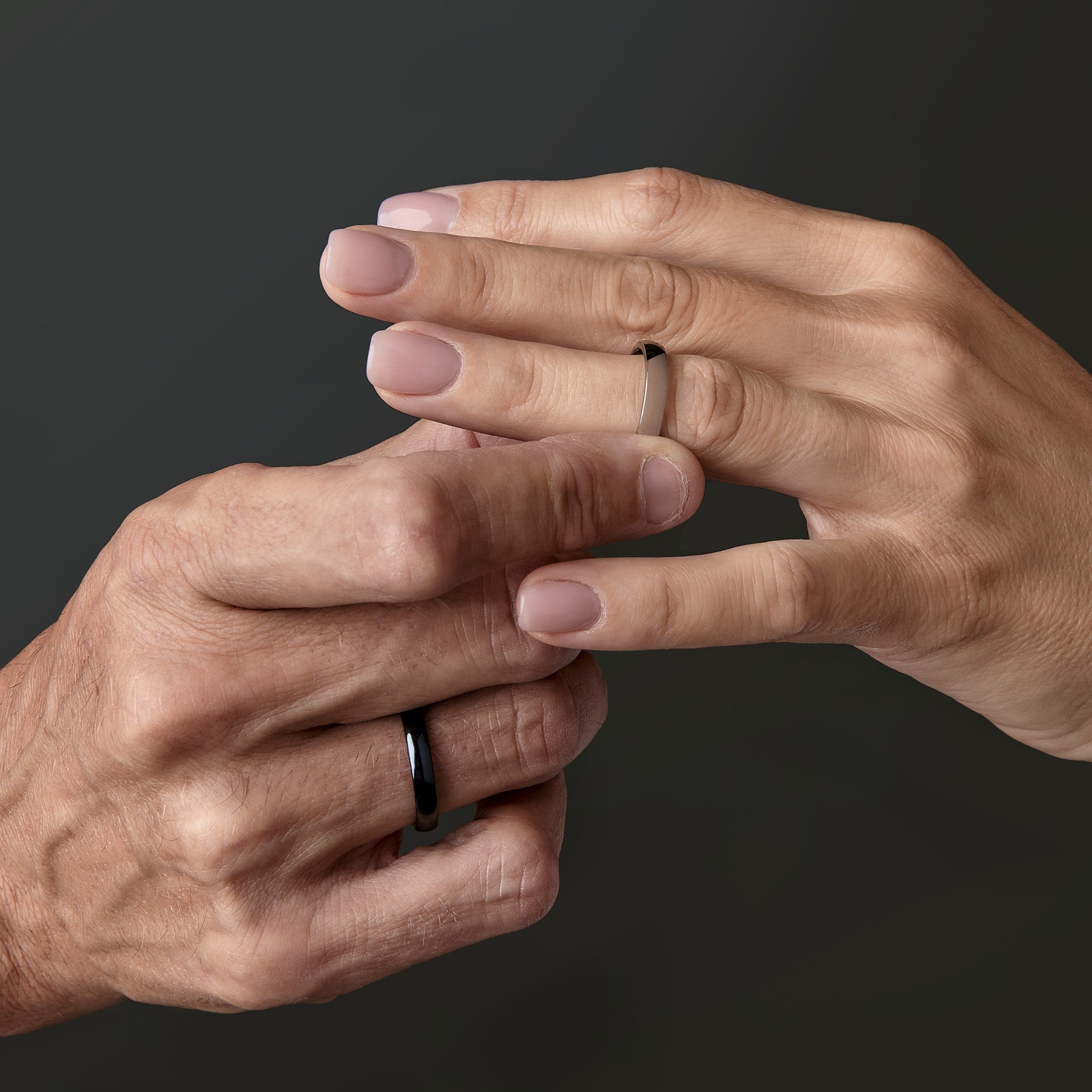 FEDE MATRIMONIALE IN TITANIO NERO LUCIDO