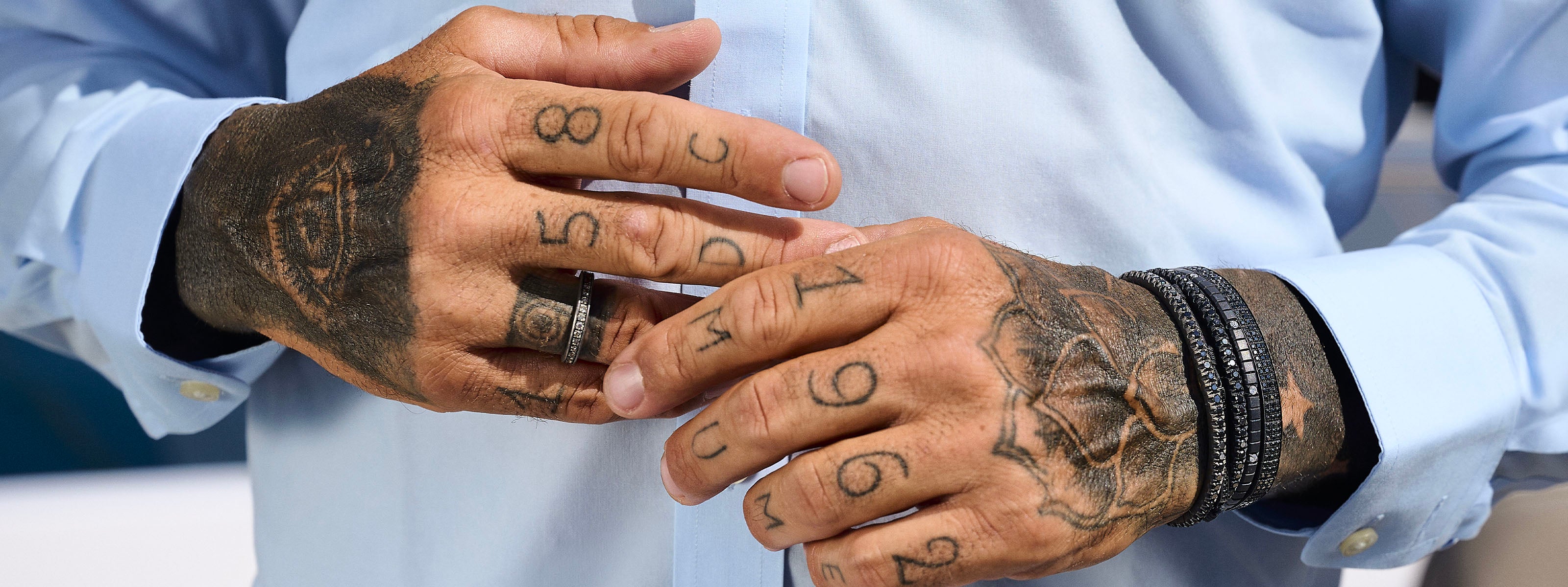 Gros plan sur les mains de Vittorio Brumotti portant des bracelets et bagues MANO Jewels
