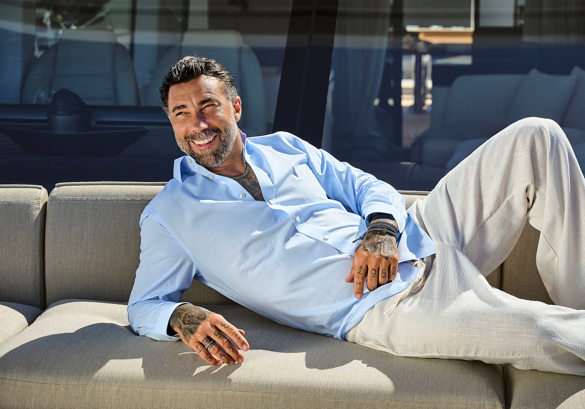 Vittorio Brumotti détendu sur un yacht, portant la collection MANO Jewels en titane, or et diamants
